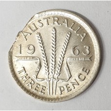 AUSTRALIA 1963 . THREEPENCE . ERROR . CLIPPED PLANCHET